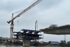 Tại công trường thi công cầu Tiên Thanh thuộc dự án Kl99ok phiên bản mới xây dựng tuyến đường từ Đường tỉnh 354 huyện Tiên Lãng đến Quốc lộ 10 huyện Vĩnh Bảo, các đơn vị thi công đang gấp rút đẩy nhanh tiến độ 