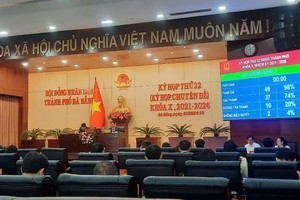 Với 37/49 đại biểu có mặt tại kỳ họp tán thành (chiếm tỷ lệ 74%), HĐND thành phố Đà Nẵng đã thông qua Nghị quyết bãi bỏ chủ trương Kl99ok phiên bản mới Dự án Nhà máy xử lý chất thải rắn 1.000 tấn đêm/ngày. Ảnh: Linh Đan 