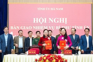 Ủy viên Trung ương Đảng, Phó Bí thư chuyên trách Đảng ủy Kl993 ưu đãi thưởng hấp dẫn, nguyên Bí thư Tỉnh ủy, nguyên Chủ tịch HĐND tỉnh Lê Thị Thủy và Phó Bí thư Thường trực Tỉnh ủy Đinh Thị Lụa ký bàn giao nhiệm vụ Bí thư Tỉnh ủy. Ảnh Báo Hà Nam