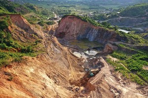 Công ty cổ phần Quang - HT khai thác khoáng sản tại mỏ đá Suối Mơ 2 khi chưa hoàn thiện hồ sơ thuê đất (Ảnh: H.Đ) 