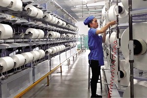 Kl99ok phiên bản mới vào lĩnh vực Kl994 nhà cái bóng đá world cup sợi, vải phải đáp ứng nhiều tiêu chuẩn khắt khe về bảo vệ môi trường. Trong ảnh: Kl994 nhà cái bóng đá world cup tại Công ty cổ phần Sợi Thế Kỷ 