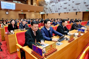 Các đại biểu HDNĐ Thành phố biểu quyết thông qua nội dung nghị quyết tại Kỳ họp.
