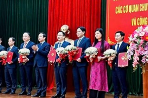 Chủ tịch UBND tỉnh Ninh Bình Phạm Quang Ngọc trao quyết định và tặng hoa Ban giám đốc Sở Kl991.com nạp rút nhanh mới
