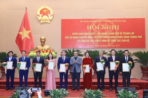 Chủ tịch UBND TP. Hà Nội Trần Sỹ Thanh trao các quyết định bổ nhiệm lãnh đạo Sở Kl991.com nạp rút nhanh sau hợp nhất.