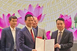 Chủ tịch UBND tỉnh Bắc Ninh Vương Quốc Tuấn trao Quyết định bổ nhiệm ông Nguyễn Việt Hùng làm Giám đốc Sở Kl991.com nạp rút nhanh.