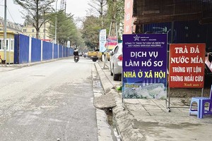 Một đơn vị mở dịch vụ làm hồ sơ ngay trước dự án nhà ở Trang Chủ KL99Com Số 1 Link Đăng Ký KL999 N01 Hạ Đình (Ảnh: Trương Thanh)
