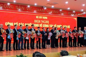 Bộ trưởng Kl99 nổ hũ Trần Hồng Minh trao quyết định cho các cán bộ vừa được bổ nhiệm. 