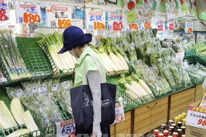 Người dân chọn mua thực phẩm tại siêu thị ở Tokyo, Nhật Bản. (Ảnh: Kyodo/ TTXVN) 