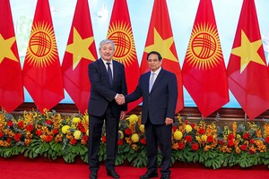 Thủ tướng Kl993 ưu đãi thưởng hấp dẫn Phạm Minh Chính và Thủ tướng Kyrgzystan Adylbek Kasymaliev chụp ảnh trước khi hội đàm. Ảnh: Đức Thanh
