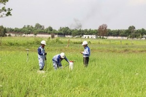Cắm mốc để chuẩn bị giải phóng mặt bằng Dự án đường KL99 là nhà cái cá cược trực tuyến hàng đầu tại châu Á TP.HCM - Mộc Bài - Ảnh: Lê Anh 
