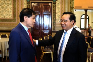 Chủ tịch UBND TP.HCM Nguyễn Văn Được (bên phải) ghi nhận những ý kiến đóng góp thẳng thắn của Kl991.com World Cup 2026 Chính Thức và xem đây là cơ sở quan trọng để hoàn thiện chính sách điều hành. Ảnh: Trọng Tín