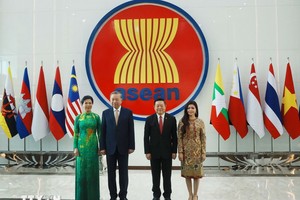 Tổng Bí thư Tô Lâm và Phu nhân cùng Tổng Thư ký ASEAN Kao Kim Hourn và Phu nhân tại Trụ sở Ban Thư ký ASEAN. Ảnh: TTXVN