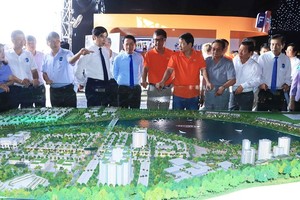 Mô hình Dự án Trung tâm trí tuệ nhân tạo - Đô thị phụ trợ tại TP. Quy Nhơn (quy mô hơn 93,2 ha, tổng vốn Kl99ok phiên bản mới 4.362 tỷ đồng) do Liên danh FPT Quy Nhơn làm chủ Kl99ok phiên bản mới. Ảnh: Trang Lê. 