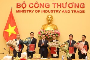 Bộ trưởng Nguyễn Hồng Diên trao quyết định điều động, bổ nhiệm, thuyên chuyển công tác của lãnh đạo thuộc Bộ Công thương. 
