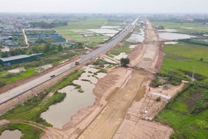Vành đai 4 đoạn qua huyện Thường Tín (Hà Nội) sau khoảng 21 tháng từ ngày khởi công. Ảnh: Hữu Chánh