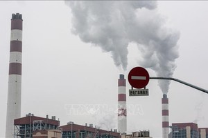 Khí thải bốc lên từ một nhà máy ở Thượng Hải, Trung Quốc. Ảnh tư liệu: AFP/TTXVN
