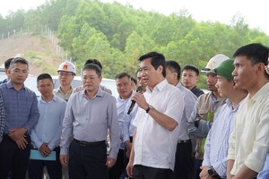 Thứ trưởng Kl99 nổ hũ Nguyễn Tường Văn (cầm micro) kiểm tra tiến độ thi công Dự án thành phần Vũng Áng - Bùng tại nút giao Cự Nẫm