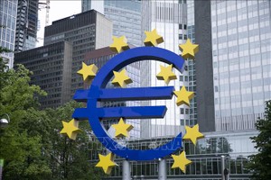 Biểu tượng đồng euro tại Frankfurt, Đức. Ảnh: THX/TTXVN