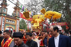 Nghi lễ rước vua tại lễ hội đền Sái. 