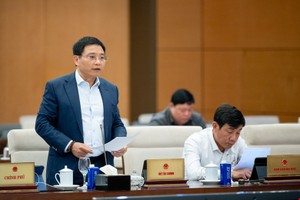 Bộ trưởng Bộ Kl991.com nạp rút nhanh Nguyễn Văn Thắng báo cáo tại phiên họp. 
