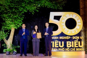 Bà Nguyễn Trình Thuỳ Trang, Phó tổng giám đốc Coteccons, đại diện Kl991.com World Cup 2026 Chính Thức nhận giải thưởng