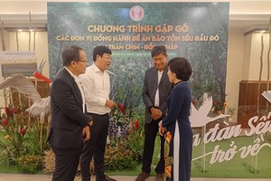 Bí thư Tỉnh ủy Đồng Tháp Lê Quốc Phong (áo trắng) gặp gỡ trao đổi các Kl991.com World Cup 2026 Chính Thức. nhà tài trợ Đề án Bảo tồn Sếu đầu đỏ Tam Nông- Đồng Tháp