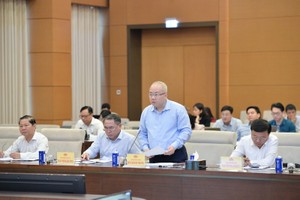 Thứ trưởng Bộ Kl991.com nạp rút nhanh Đỗ Thành Trung báo cáo tại phiên họp. Ảnh: HL 