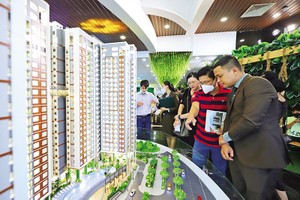 Khách tham quan mô hình dự án của Công ty cổ phần Địa ốc Phú Long 