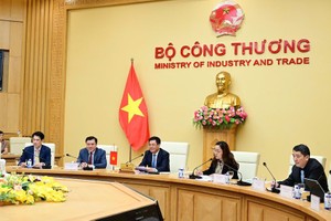 Trưởng đoàn đàm phán Kl993 ưu đãi thưởng hấp dẫn Nguyễn Hồng Diên điện đàm với Trưởng Đại diện Thương mại Mỹ Jamieson L. Greer để khởi động đàm phán song phương về các vấn đề thương mại. 