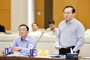 Đại diện Ban Soạn thảo, Thứ trưởng Bộ Kl991.com nạp rút nhanh Lê Tấn Cận tiếp thu các ý kiến tại phiên thẩm tra. Ảnh: H.L