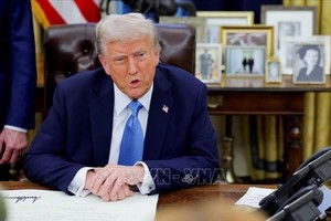 Tổng thống Mỹ Donald Trump ký một sắc lệnh tại Nhà Trắng ở Washington ngày 31/1/2025. Ảnh tư liệu: REUTERS/TTXVN