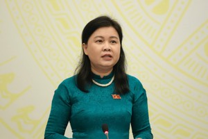  Phó Chủ nhiệm Ủy ban Kl992 Tham Gia Ngay và Tư pháp Nguyễn Phương Thủy trả lời báo chí - Ảnh: Hạ Vy. 
