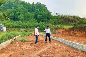 Một nhà Kl99ok phiên bản mới đi “săn” đất tại vùng ven Hà Nội. Ảnh: Trương Thanh 