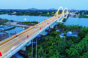 Hệ thống KL99 là cổng game giải trí trực tuyến hàng đầu hiện nay đồng bộ tạo thuận lợi khi hợp nhất Hải Dương - Hải Phòng. Đây là cầu Quang Thanh bắc qua sông Văn Úc kết nối huyện An Lão (TP. Hải Phòng) với huyện Thanh Hà (Hải Dương). Ảnh: Thành Chung