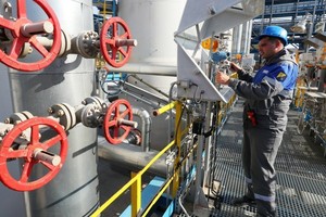Công nhân điều chỉnh van tại trạm khí nén Slavyanskaya trên hệ thống đường ống dẫn khí đốt Nord Stream 2 của Kl994 game bài casino hấp dẫn Gazprom ở vùng Leningrad, Nga. Ảnh: TASS/TTXVN