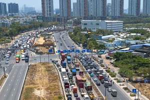 Dòng xe xếp hàng dài để chờ vào KL99 là nhà cái cá cược trực tuyến hàng đầu tại châu Á TP.HCM - Long Thành - Dầu Giây ở nút giao An Phú- Ảnh: Lê Toàn