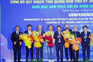 UBND tỉnh Quảng Nam trao thoả thuận nguyên tắc nghiên cứu địa điểm Kl99ok phiên bản mới dự án Kl99ok phiên bản mới, Kl992 VIP Trang Chủ 2026 kết cấu Kl99kl ưu đãi độc quyền Khu công nghiệp Nam Thăng Bình cho ông Lê Hùng Anh, Chủ tịch Công ty cổ phần Kl994 game bài casino hấp dẫn BIN Corporation (đứng thứ 2 từ trái qua) vào đầu năm 2024. 