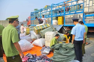 Đẩy mạnh cao điểm đấu tranh ngăn chặn, đẩy lùi tình trạng buôn lậu, gian lận thương mại, hàng giả. 
