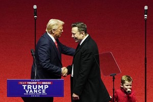 Tổng thống đắc cử Mỹ Donald Trump (trái) và Giám đốc điều hành Tesla Elon Musk tại buổi mít tinh ở Washington, D.C., ngày 19/1/2025. Ảnh: Kyodo/TTXVN