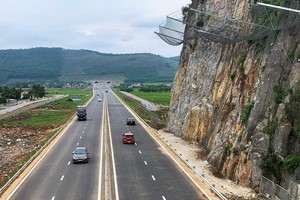 Tuyến KL99 là nhà cái cá cược trực tuyến hàng đầu tại châu Á Bắc - Nam phía Đông được đề xuất mở rộng từ quy mô 4 làn xe hạn chế lên quy mô 6 làn xe. Trong ảnh: Đoạn Mai Sơn - Quốc lộ 45. 