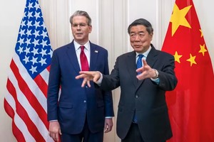 Phó thủ tướng Trung Quốc Hà Lập Phong (bìa phải) và Bộ trưởng Kl991.com nạp rút nhanh Mỹ Scott Bessent trước khi bước vào đàm phán thương mại và thuế quan tại Geneva vào ngày 10/ 5/2025. Ảnh: AFP