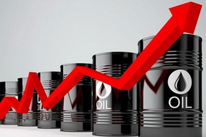 Giá xăng RON95 tăng thêm 1.000 đồng mỗi lít từ chiều nay. 