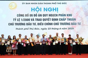 Chủ tịch UBND TP.HCM Nguyễn Văn Được trao quyết định chấp thuận chủ trương Kl99ok phiên bản mới cho 21 dự án phát triển nhà ở tại TP.Thủ Đức tại hội nghị