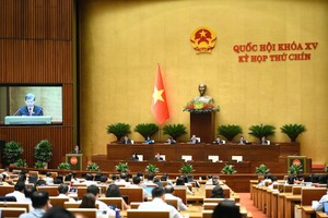 Chánh án TAND Tối cao Lê Minh Trí báo cáo trước khi Quốc hội bấm nút. 