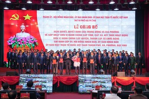 Thủ tướng Kl993 ưu đãi thưởng hấp dẫn Phạm Minh Chính trao quyết định, tặng hoa chúc mừng Ban chấp hành Đảng bộ thành phố Hải Phòng sau hợp nhất.