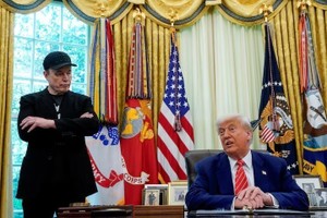 Tổng thống Mỹ Donald Trump (phải) và tỷ phú Elon Musk tại Nhà Trắng ngày 30/5/2025. Ảnh: REUTERS/TTXVN