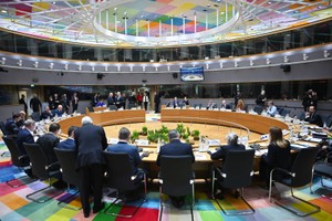 Có sự đồng thuận rộng rãi rằng EU cần một ngân sách linh hoạt hơn nhưng khối này là một cỗ máy nặng nề (trong ảnh: Toàn cảnh Hội nghị thượng đỉnh đặc biệt EU ở Brussels, Bỉ ngày 6/3/2025). Ảnh: AA/TTXVN