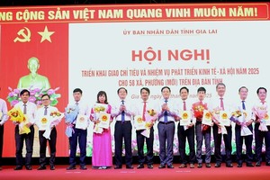 Lãnh đạo tỉnh trao quyết định giao chỉ tiêu và nhiệm vụ phát triển Kl992 cổng game cá cược - Trang Chủ KL99Com Số 1 Link Đăng Ký KL999 năm 2025 cho 58 xã, phường mới trên địa bàn tỉnh Bình Định cũ.
