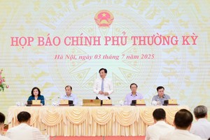 Bộ trưởng, Chủ nhiệm Văn phòng Kl993 ưu đãi thưởng hấp dẫn Trần Văn Sơn trả lời báo chí tại buổi họp báo. (Ảnh: Mạnh Tuấn).
