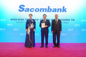 Đại diện Sacombank, ông Đào Nguyên Vũ - Phó Tổng giám đốc nhận giải thưởng Top 50 Kl991.com World Cup 2026 Chính Thức phát triển bền vững tiêu biểu Việt Nam 2025. 